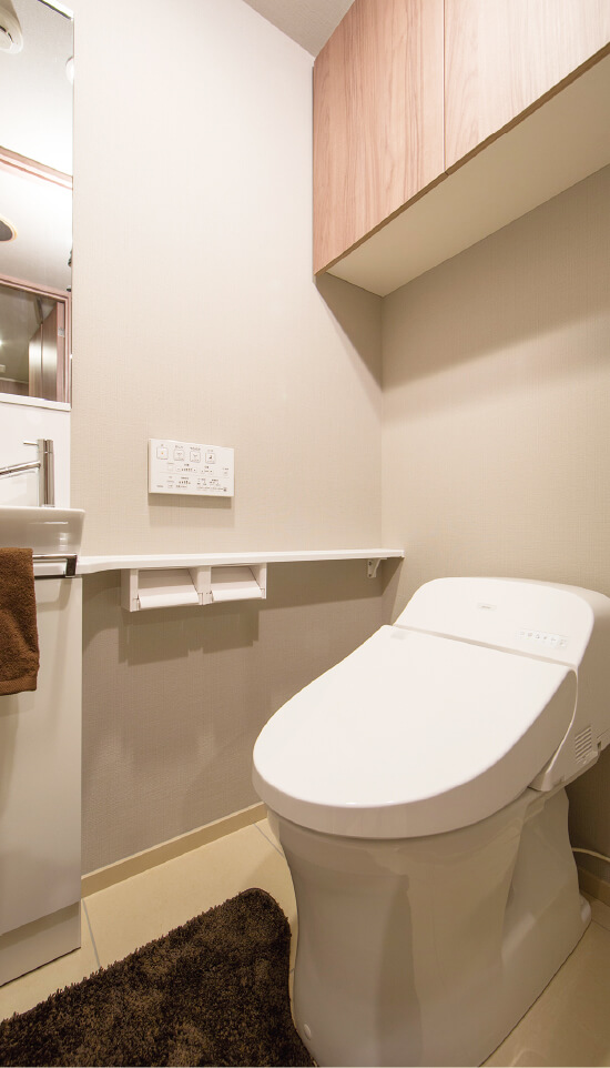 手洗いカウンター付きトイレ。