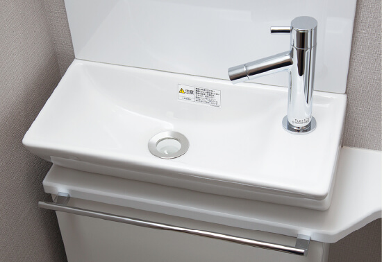 手洗いカウンター付きトイレ。