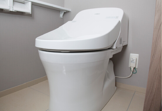 自動開閉便座付きロータンクトイレ